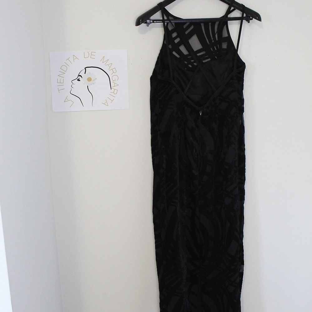 Like new black dress 6/8 velvet details maxi sexy